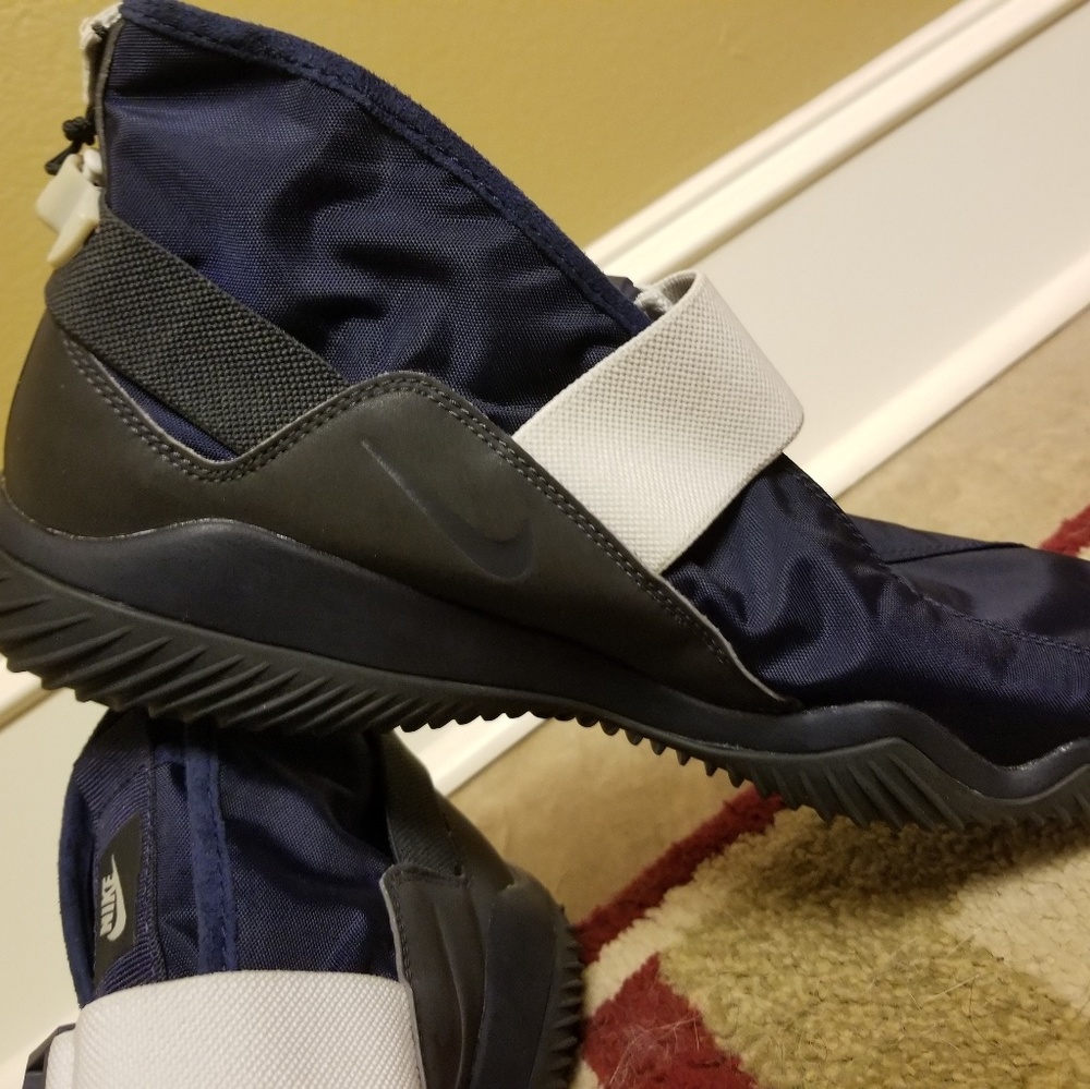Men's tennis shoes